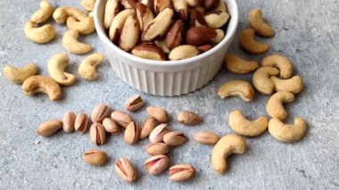 Brezilya fındığı, çiğ ve kabuklu, bir selenyum kaynağı ve sağlıklı bir gıda malzemesidir. Brezilya tasarımı için gıda arka planı olarak fındık