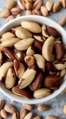 Brezilya fındığı, çiğ ve kabuklu, bir selenyum kaynağı ve sağlıklı bir gıda malzemesidir. Brezilya tasarımı için gıda arka planı olarak fındık