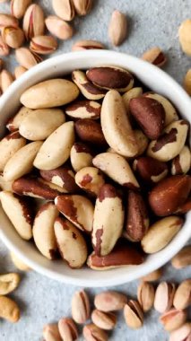 Brezilya fındığı, çiğ ve kabuklu, bir selenyum kaynağı ve sağlıklı bir gıda malzemesidir. Brezilya tasarımı için gıda arka planı olarak fındık