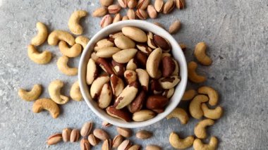 Brezilya fındığı, çiğ ve kabuklu, bir selenyum kaynağı ve sağlıklı bir gıda malzemesidir. Brezilya tasarımı için gıda arka planı olarak fındık