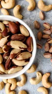 Brezilya fındığı, çiğ ve kabuklu, bir selenyum kaynağı ve sağlıklı bir gıda malzemesidir. Brezilya tasarımı için gıda arka planı olarak fındık