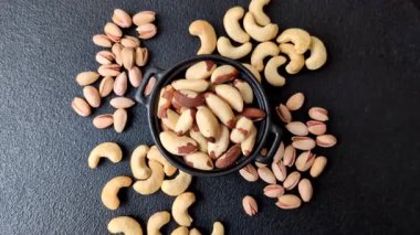 Brezilya fındığı, çiğ ve kabuklu, bir selenyum kaynağı ve sağlıklı bir gıda malzemesidir. Brezilya tasarımı için gıda arka planı olarak fındık