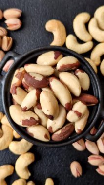 Brezilya fındığı, çiğ ve kabuklu, bir selenyum kaynağı ve sağlıklı bir gıda malzemesidir. Brezilya tasarımı için gıda arka planı olarak fındık