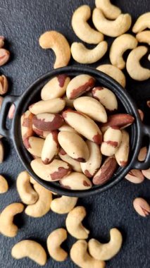 Brezilya fındığı, çiğ ve kabuklu, bir selenyum kaynağı ve sağlıklı bir gıda malzemesidir. Brezilya tasarımı için gıda arka planı olarak fındık