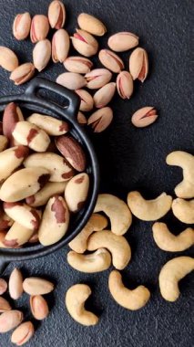 Brezilya fındığı, çiğ ve kabuklu, bir selenyum kaynağı ve sağlıklı bir gıda malzemesidir. Brezilya tasarımı için gıda arka planı olarak fındık