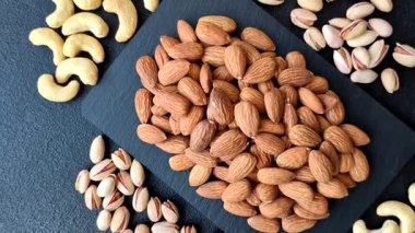 Çiğ ve soyulmuş badem sağlıklı bir besin maddesi. Tasarımınız için gıda arkaplanı olarak badem