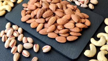 Çiğ ve soyulmuş badem sağlıklı bir besin maddesi. Tasarımınız için gıda arkaplanı olarak badem