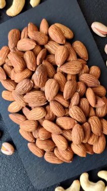 Çiğ ve soyulmuş badem sağlıklı bir besin maddesi. Tasarımınız için gıda arkaplanı olarak badem