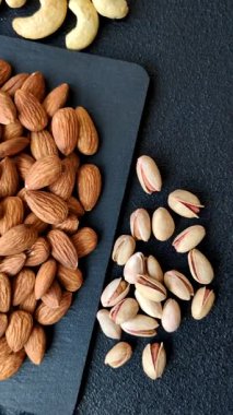 Çiğ ve soyulmuş badem sağlıklı bir besin maddesi. Tasarımınız için gıda arkaplanı olarak badem