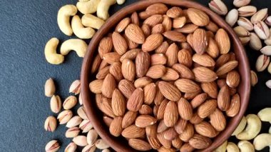 Çiğ ve soyulmuş badem sağlıklı bir besin maddesi. Tasarımınız için gıda arkaplanı olarak badem