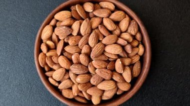 Çiğ ve soyulmuş badem sağlıklı bir besin maddesi. Tasarımınız için gıda arkaplanı olarak badem