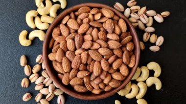 Çiğ ve soyulmuş badem sağlıklı bir besin maddesi. Tasarımınız için gıda arkaplanı olarak badem