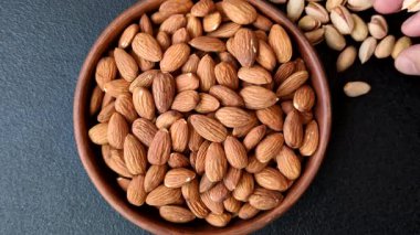 Çiğ ve soyulmuş badem sağlıklı bir besin maddesi. Tasarımınız için gıda arkaplanı olarak badem