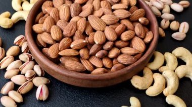 Çiğ ve soyulmuş badem sağlıklı bir besin maddesi. Tasarımınız için gıda arkaplanı olarak badem