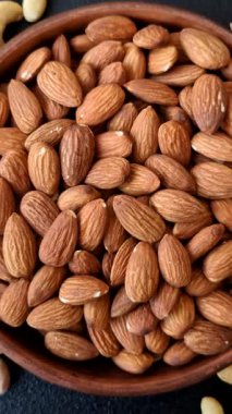 Çiğ ve soyulmuş badem sağlıklı bir besin maddesi. Tasarımınız için gıda arkaplanı olarak badem