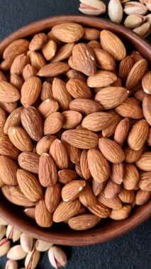 Çiğ ve soyulmuş badem sağlıklı bir besin maddesi. Tasarımınız için gıda arkaplanı olarak badem