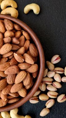 Çiğ ve soyulmuş badem sağlıklı bir besin maddesi. Tasarımınız için gıda arkaplanı olarak badem