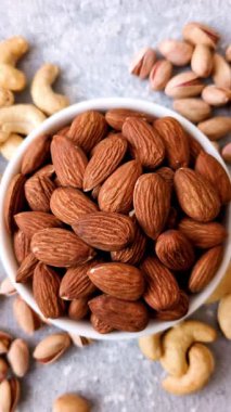 Çiğ ve soyulmuş badem sağlıklı bir besin maddesi. Tasarımınız için gıda arkaplanı olarak badem