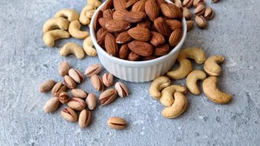 Çiğ ve soyulmuş badem sağlıklı bir besin maddesi. Tasarımınız için gıda arkaplanı olarak badem