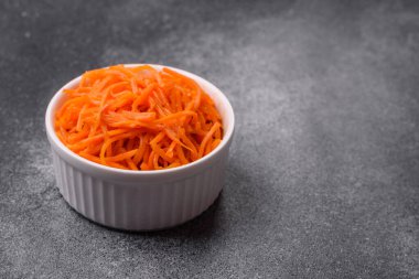 Baharatlı Kore havuç salatası, tuzlu ve baharatlı rendelenmiş Asya yemeği. Tasarımınız için yiyecek olarak Kore havuçları.