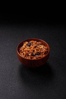 Yakisoba, Çin ya da Japon baharatlı eriştesidir. Tasarımınız için yemek arkaplanı olarak Yakisoba ya da udon