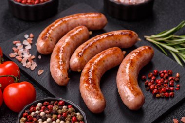 Izgara domuz eti ya da tavuk sosisi, tuzlu ve baharatlı kızarmış yiyecek. Tasarımınız için yiyecek olarak ızgara sosis.