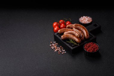 Izgara domuz eti ya da tavuk sosisi, tuzlu ve baharatlı kızarmış yiyecek. Tasarımınız için yiyecek olarak ızgara sosis.