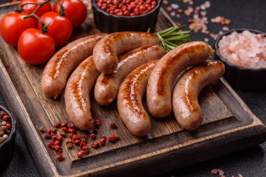 Izgara domuz eti ya da tavuk sosisi, tuzlu ve baharatlı kızarmış yiyecek. Tasarımınız için yiyecek olarak ızgara sosis.