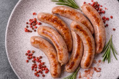 Izgara domuz eti ya da tavuk sosisi, tuzlu ve baharatlı kızarmış yiyecek. Tasarımınız için yiyecek olarak ızgara sosis.