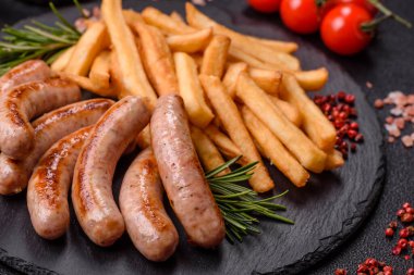 Izgara domuz eti ya da tavuk sosisi, tuzlu ve baharatlı kızarmış yiyecek. Tasarımınız için yiyecek olarak ızgara sosis.