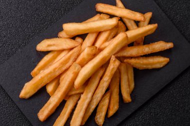 Patates kızartması, tuzlu, çıtır çıtır, ev yapımı baharatlı aperatif. Patates kızartması, tasarımınız için bir gıda arka planı.