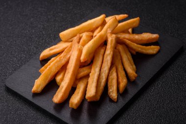 Patates kızartması, tuzlu, çıtır çıtır, ev yapımı baharatlı aperatif. Patates kızartması, tasarımınız için bir gıda arka planı.