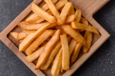 Patates kızartması, tuzlu, çıtır çıtır, ev yapımı baharatlı aperatif. Patates kızartması, tasarımınız için bir gıda arka planı.