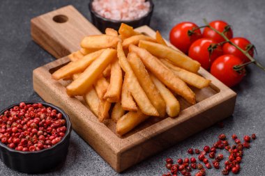 Patates kızartması, tuzlu, çıtır çıtır, ev yapımı baharatlı aperatif. Patates kızartması, tasarımınız için bir gıda arka planı.