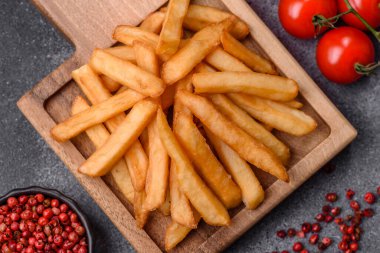Patates kızartması, tuzlu, çıtır çıtır, ev yapımı baharatlı aperatif. Patates kızartması, tasarımınız için bir gıda arka planı.