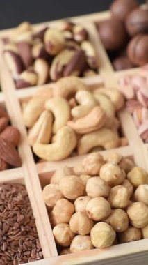 Sağlıklı gıda malzemesi olarak kaju, fıstık, badem, Brezilya fındığı, macadamia ve fındık karışımı. Tasarımınız için yemek arkaplanı olarak fındık