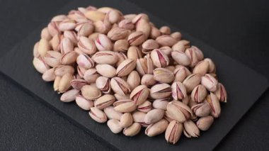 Sağlıklı, yüksek kalorili bir gıda malzemesi olarak kabuklu şam fıstığı. Tasarımınız için yemek arkaplanı olarak fıstıklar