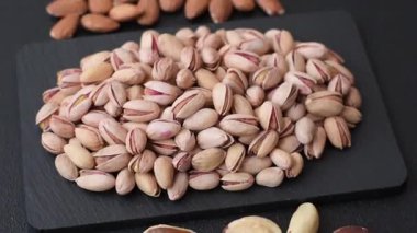 Sağlıklı, yüksek kalorili bir gıda malzemesi olarak kabuklu şam fıstığı. Tasarımınız için yemek arkaplanı olarak fıstıklar