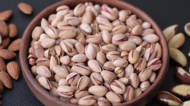 Sağlıklı, yüksek kalorili bir gıda malzemesi olarak kabuklu şam fıstığı. Tasarımınız için yemek arkaplanı olarak fıstıklar