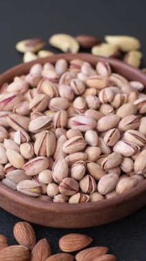 Sağlıklı, yüksek kalorili bir gıda malzemesi olarak kabuklu şam fıstığı. Tasarımınız için yemek arkaplanı olarak fıstıklar