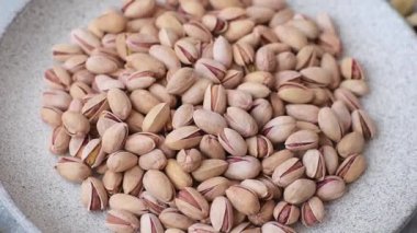 Sağlıklı, yüksek kalorili bir gıda malzemesi olarak kabuklu şam fıstığı. Tasarımınız için yemek arkaplanı olarak fıstıklar