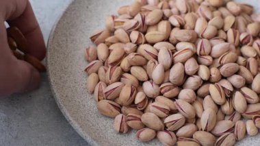 Sağlıklı, yüksek kalorili bir gıda malzemesi olarak kabuklu şam fıstığı. Tasarımınız için yemek arkaplanı olarak fıstıklar