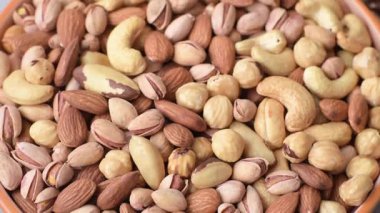 Sağlıklı gıda malzemesi olarak kaju, fıstık, badem, Brezilya fındığı, macadamia ve fındık karışımı. Tasarımınız için yemek arkaplanı olarak fındık