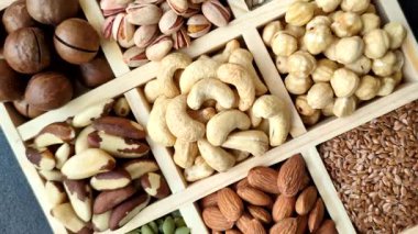 Sağlıklı gıda malzemesi olarak kaju, fıstık, badem, Brezilya fındığı, macadamia ve fındık karışımı. Tasarımınız için yemek arkaplanı olarak fındık