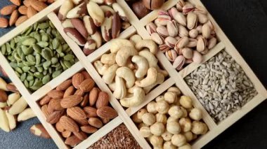 Sağlıklı gıda malzemesi olarak kaju, fıstık, badem, Brezilya fındığı, macadamia ve fındık karışımı. Tasarımınız için yemek arkaplanı olarak fındık