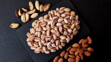 Sağlıklı, yüksek kalorili bir gıda malzemesi olarak kabuklu şam fıstığı. Tasarımınız için yemek arkaplanı olarak fıstıklar