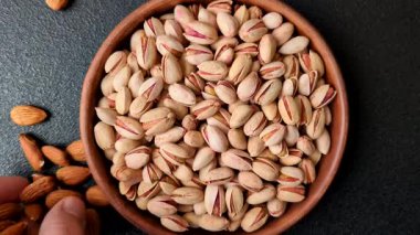 Sağlıklı, yüksek kalorili bir gıda malzemesi olarak kabuklu şam fıstığı. Tasarımınız için yemek arkaplanı olarak fıstıklar