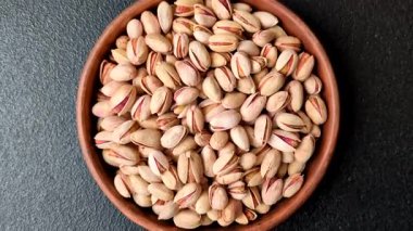 Sağlıklı, yüksek kalorili bir gıda malzemesi olarak kabuklu şam fıstığı. Tasarımınız için yemek arkaplanı olarak fıstıklar