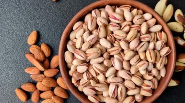 Sağlıklı, yüksek kalorili bir gıda malzemesi olarak kabuklu şam fıstığı. Tasarımınız için yemek arkaplanı olarak fıstıklar