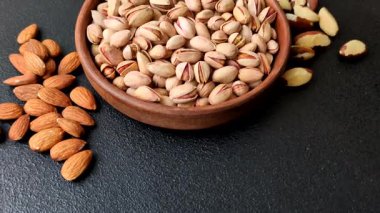 Sağlıklı, yüksek kalorili bir gıda malzemesi olarak kabuklu şam fıstığı. Tasarımınız için yemek arkaplanı olarak fıstıklar